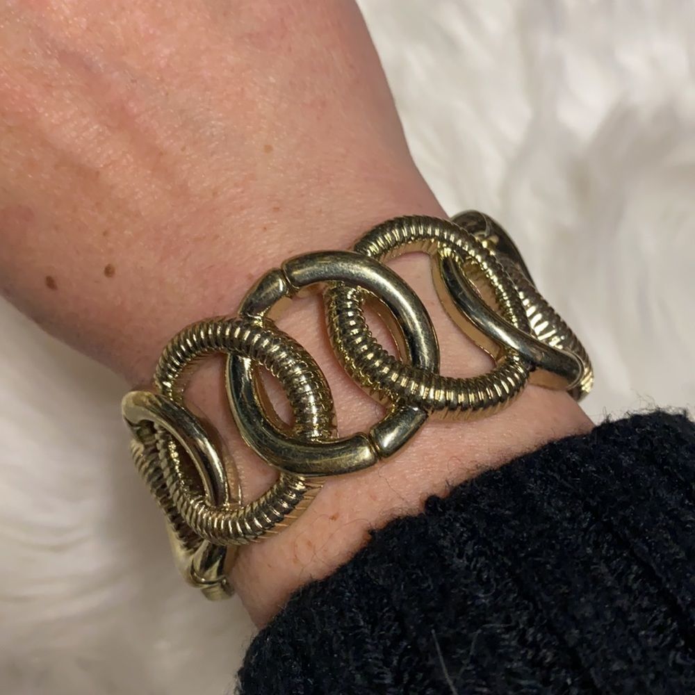 Interlocking Link Stretch Cuff Bracelet - Picture 6 of 6